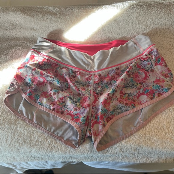 Floral Lululemon Runspeed Shorts. Size 6. COLLECTORS PRINT - Picture 3 of 4